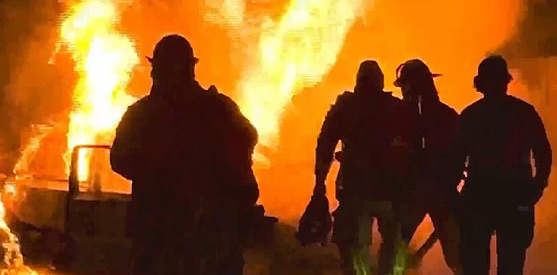恐怖! 度假胜地惊天爆炸 汽车被扔炸弹引爆 女子葬身火海 烧成焦尸 ...