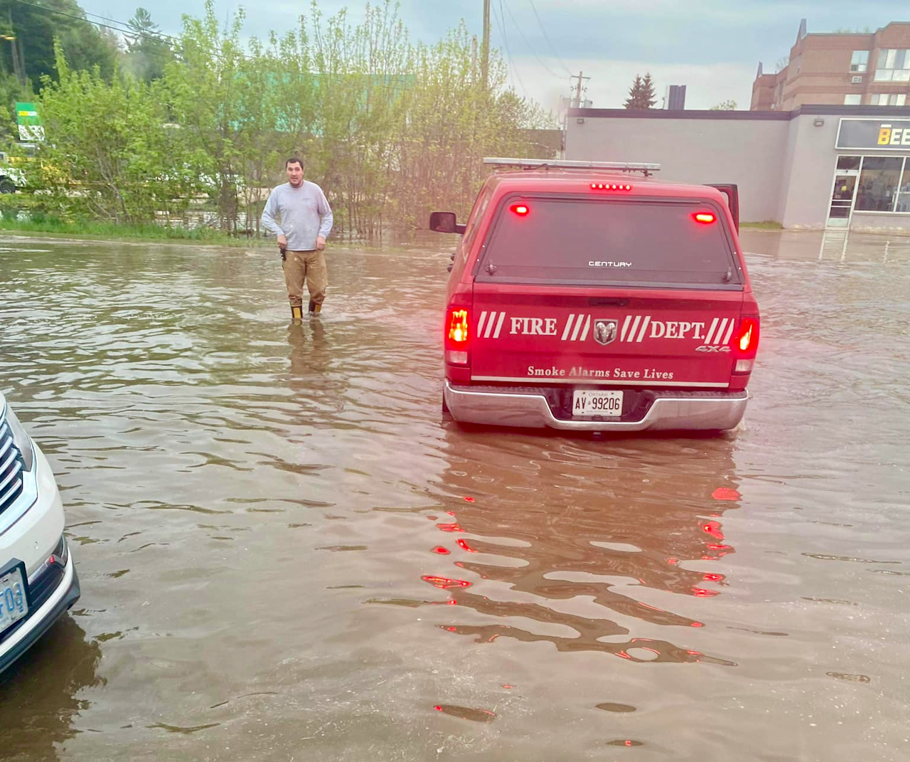 海狸坝决堤导致安大略省班克罗夫特部分地区发生洪水。
