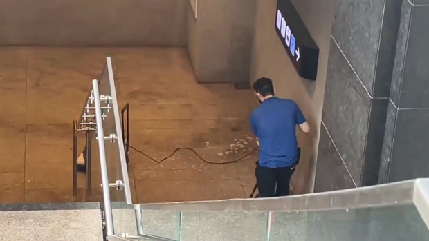 由于洪水，火车绕过至少两个地铁站