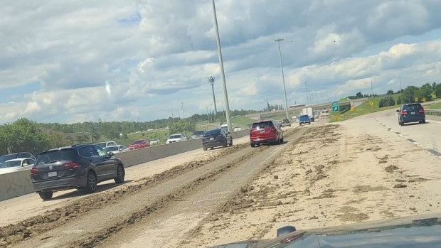 自卸卡车司机因泥土洒满高速公路而被指控。 410 布兰普顿