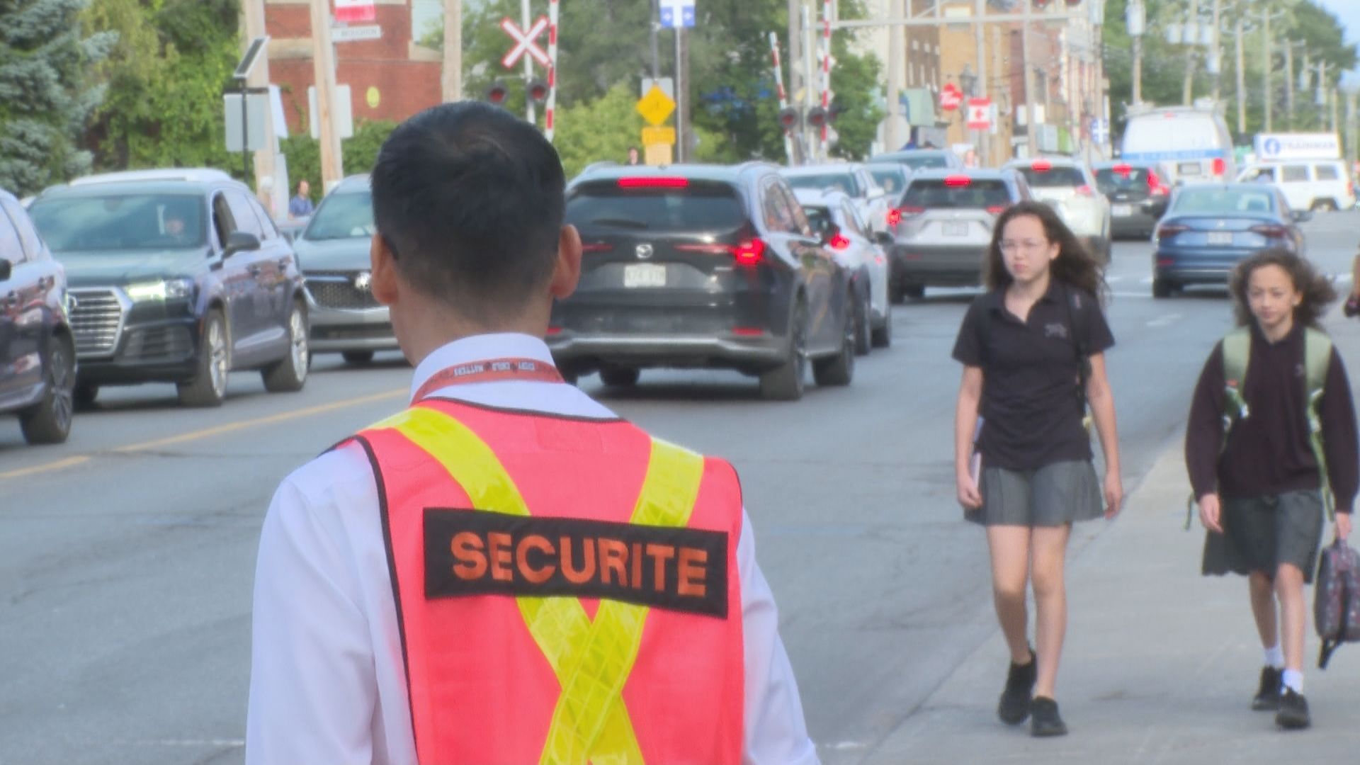 蒙特利尔西区家长呼吁恢复学校附近危险路口的交通协警（配图1）