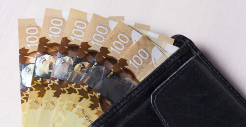 检查您的银行账户：四月份的加拿大儿童福利金今天发放
