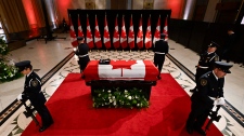 如何在渥太华向前总理布莱恩·马尔罗尼表示敬意