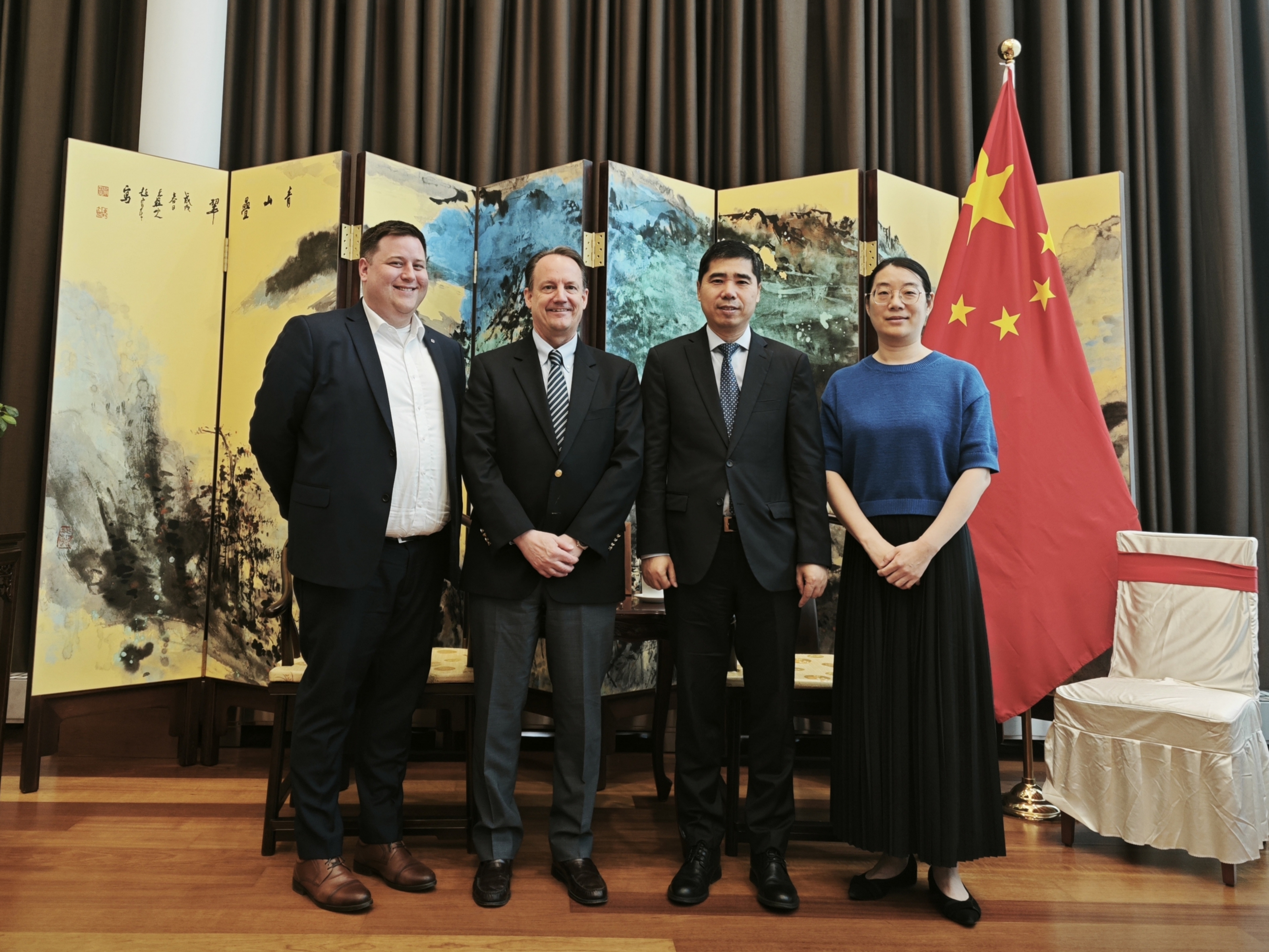 驻加拿大大使王镝会见加油菜籽理事会总裁戴维森
