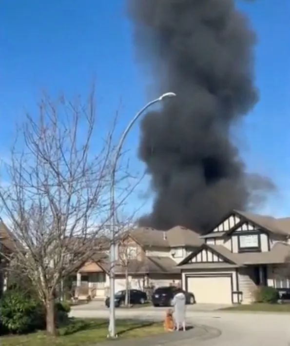 大温住宅突发爆炸起火 两人受伤一女子仍下落不明