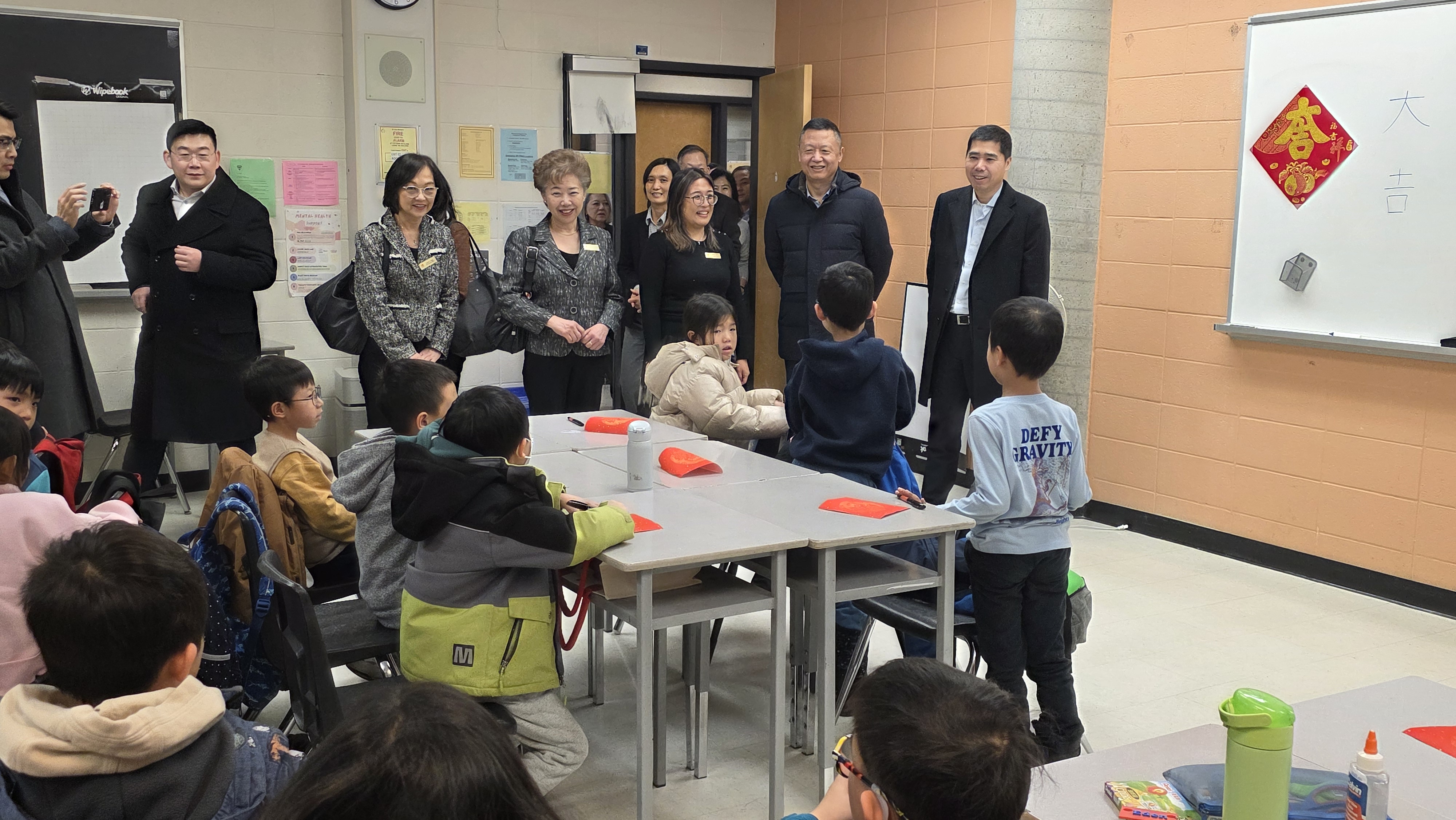 驻加拿大大使王镝看望多伦多孟尝会中文学校师生