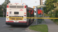 怡陶碧谷 (Etobicoke) 的 TTC 巴士上发生争执，导致持刀伤人：警方 ...