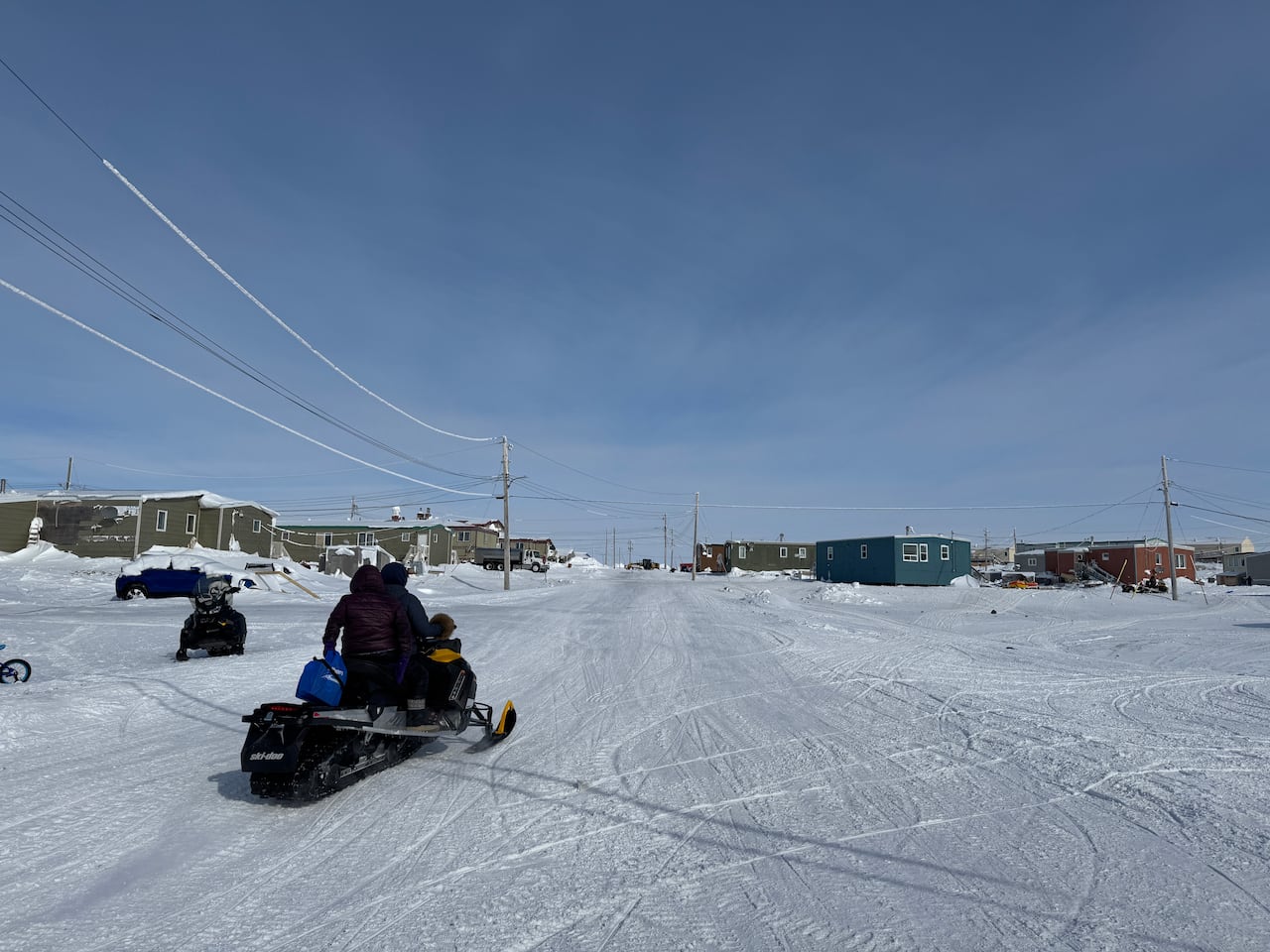 努纳武特地区塔洛约克男子在没有食物和住所的暴风雪中生存了三天，然后赢得了排球锦标 ...