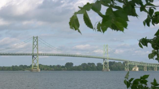 美国大桥被撞断垮塌 加拿大：我们的桥很安全
