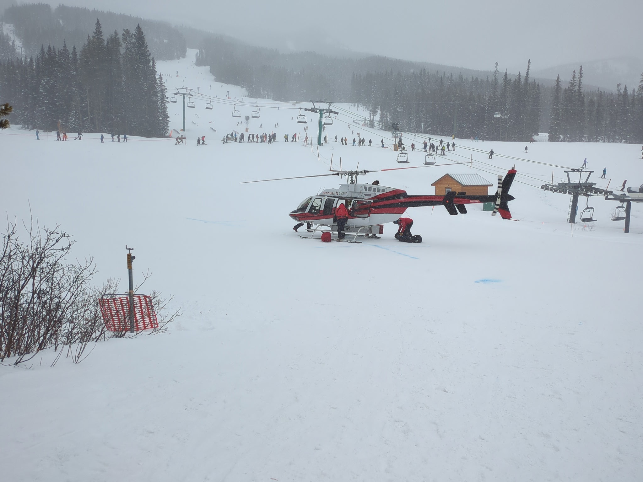 在路易丝湖滑雪胜地雪崩之后，至少有1人失踪