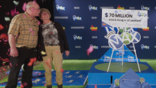 “我永远不会搬家：”安大略省莱克菲尔德。赢得 7000 万美元 Lotto Max 大奖的夫妇表 ...