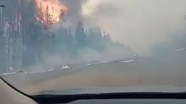 “火山灰如雨点般落下”：快速移动的野火继续在阿尔塔省怀特考特附近肆虐。 ...