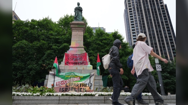 亲巴勒斯坦抗议者和反抗议者在蒙特利尔新营地对峙