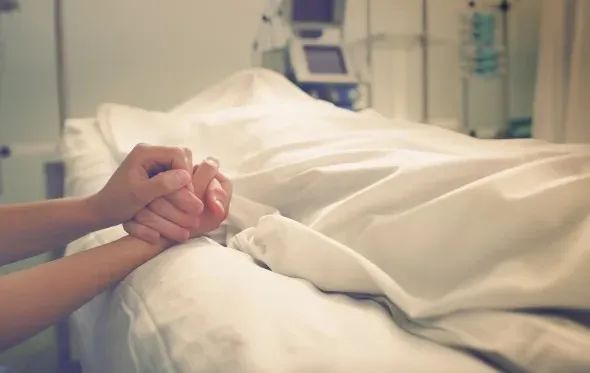 女子患癌离世，尸检才发现没病！是闺蜜下毒5年想骗保？！可她压根没买过保险... ...