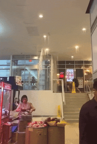 沦陷！万锦多个华人商场暴雨下秒变“水帘洞”，地上现喷泉！商铺紧急收拾货物 ...