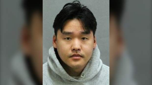 男子在多伦多市中心人口贩运调查中被指控