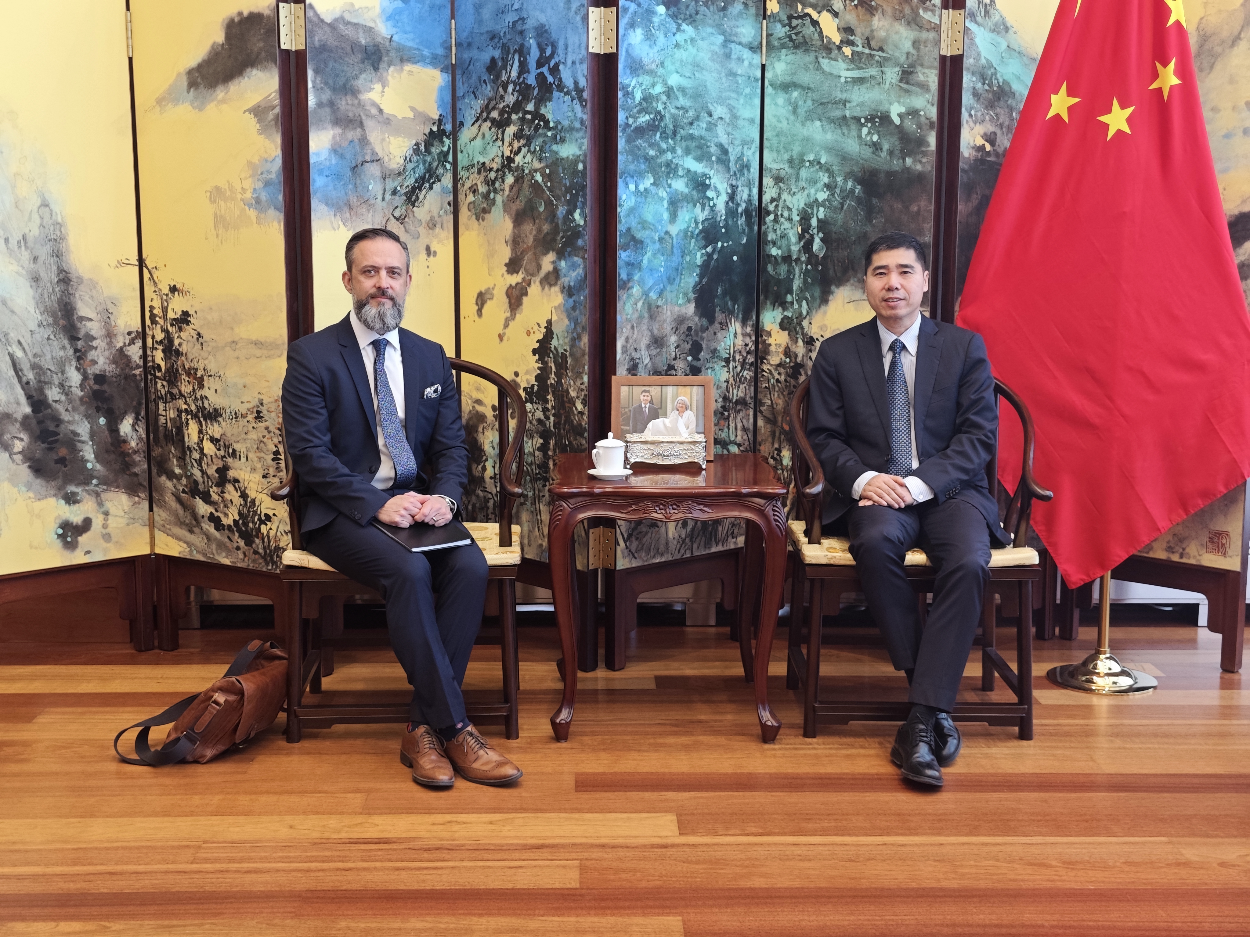 驻加拿大大使王镝会见加拿大豆类协会主席切雷维克