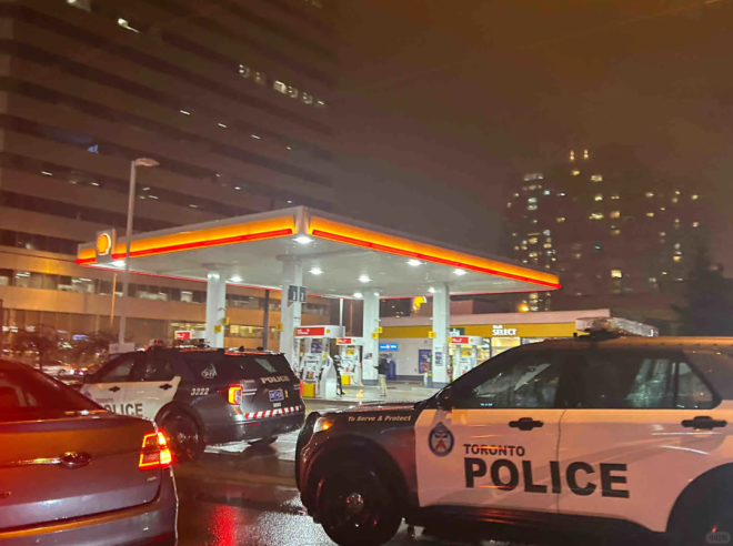 Yonge/Sheppard华人被抢豪车受伤！人群尖叫逃窜