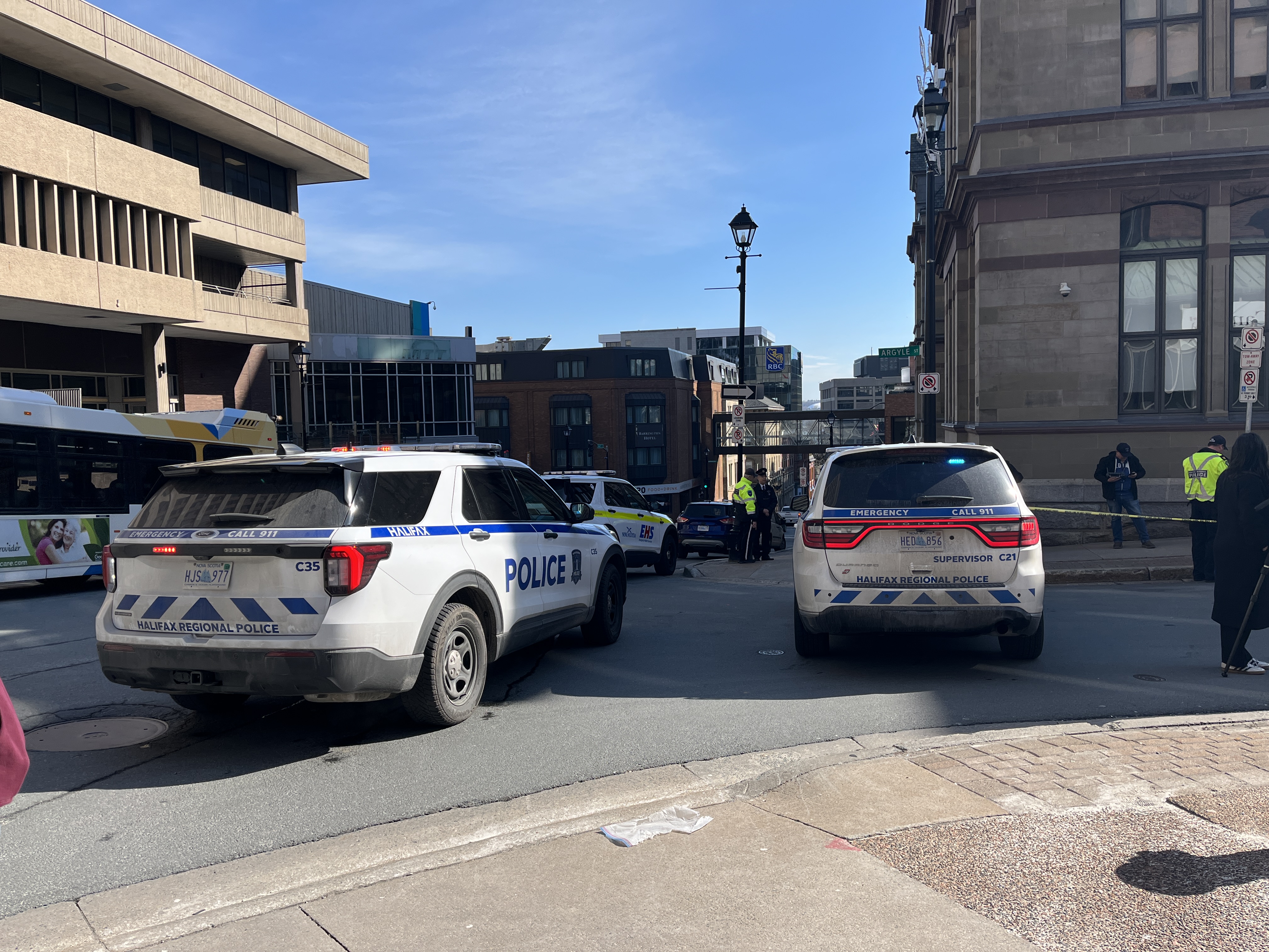 骗局简易的爆炸装置部队哈利法克斯街市区关闭
