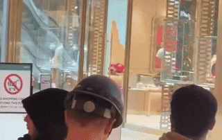 北约克又有华人金店遭倡狂抢劫 周大福今年两遭“光顾”！