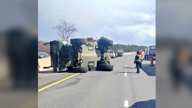 装甲车在Hwy401上发生侧翻