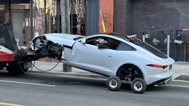 凌晨街头飙车豪华跑车被撞废