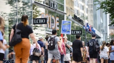 历史性罢工第二天，数十名 LCBO 工人在多伦多市中心集会