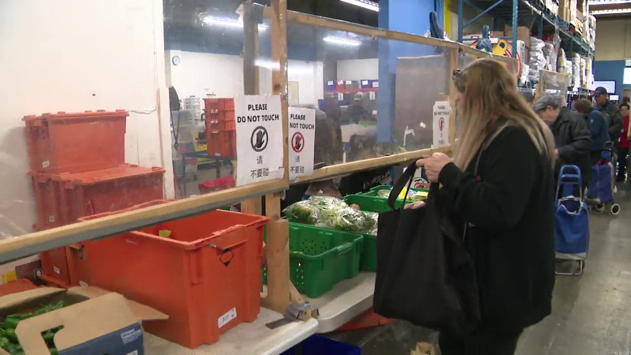 公元前食品银行努力应对需求激增和捐款下降的问题