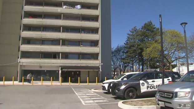 男子在士嘉堡公寓内被发​​现死亡后，凶杀组正在调查