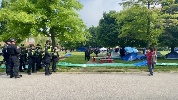 警方清理约克大学“未经授权”的亲巴勒斯坦营地