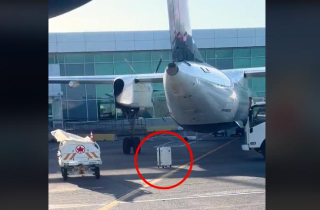 崩溃！起飞后加航女乘客的行李箱仍留在停机坪上