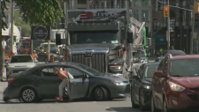 视频显示司机在大道上被卡车推着疯狂下车