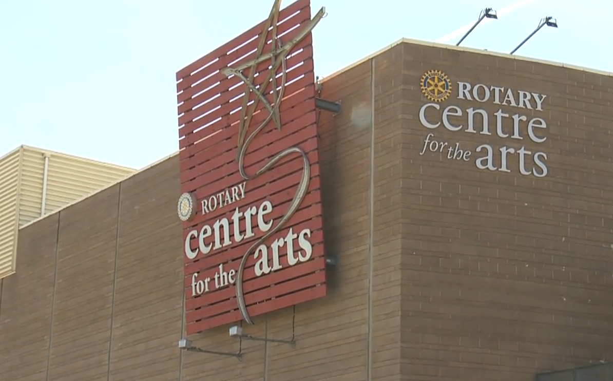 基洛纳艺术中心出租给实践教堂招致批评