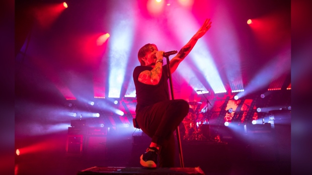 在安省科尔本港举行的免费周末 Billy Talent 音乐会上，数千人冲破围栏。 ...