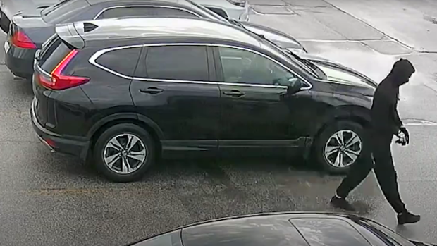视频显示列治文山持刀劫车