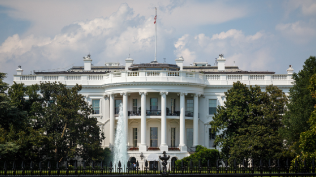 数千美国政府雇员一夜失业!特朗普政府正式开裁(图)