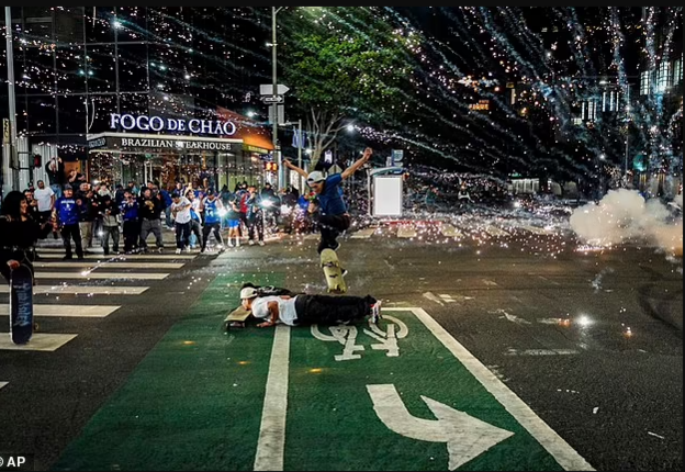 洛杉矶点燃了一场彻夜狂欢的“零元购”(组图)