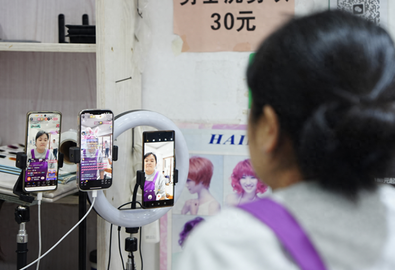 湖南夫妻理发店因“听劝”爆火,一条留言让夫妻俩破防(图)