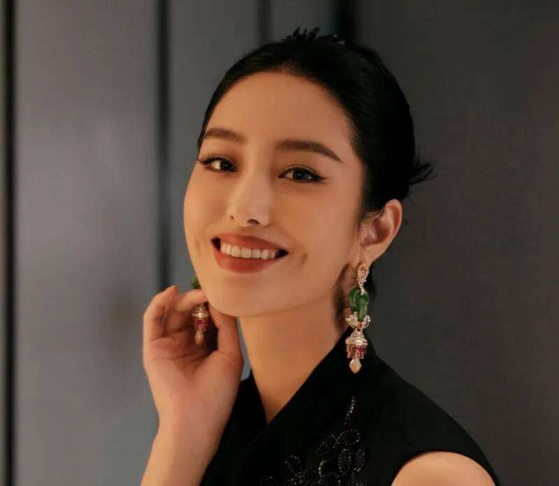 曾陷三角恋 杨采钰被曝怀孕 网友:她比刘亦菲聪明(组图)