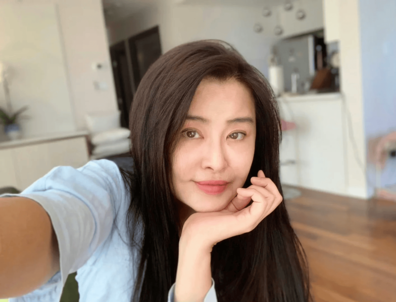 王祖贤分享素颜近照 发量充盈 状态好被质疑整容(组图)