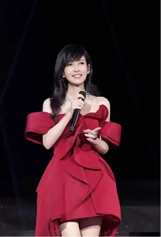 玉女掌门人周慧敏庆生状态惊人 瓜子脸冷感十足(组图)