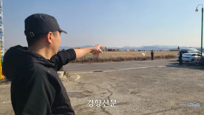 巨响后爬上屋顶 他300米外拍下韩客机失事全程(图)