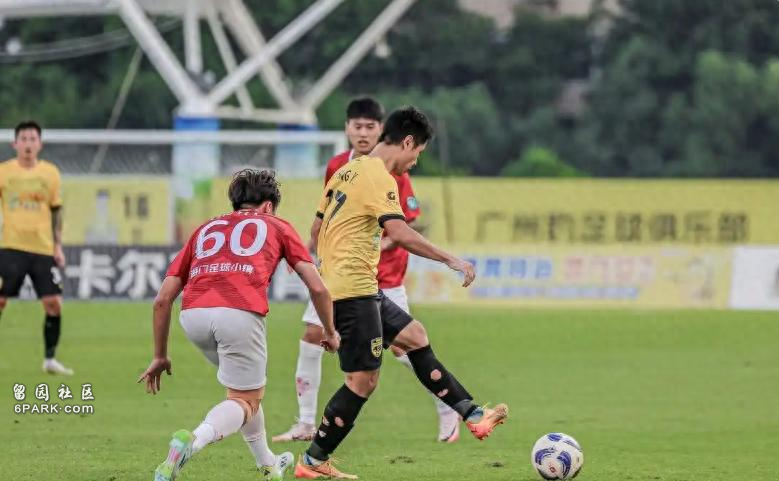 中国男足球员被曝出轨女足球员 女方收钱开房 知三当三