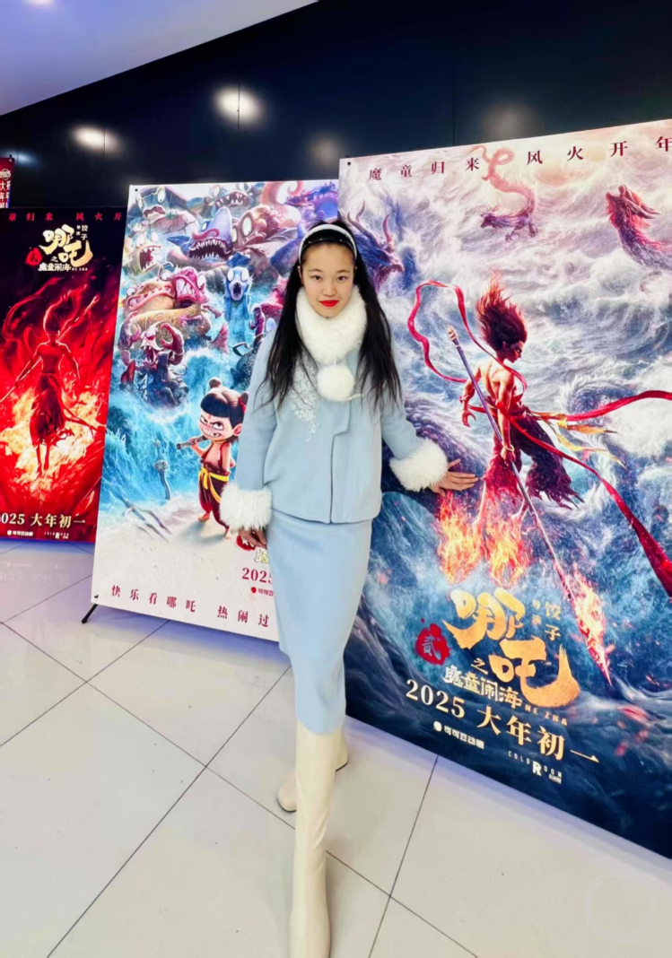 牛津女留学生称回国看《哪吒2》:8天连刷31场(组图)