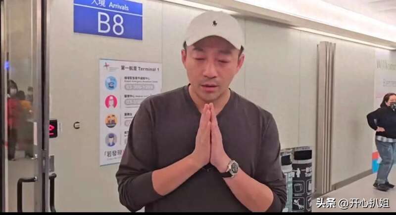 汪小菲深夜在台北淋雨暴走 全湿透 状态很崩溃(组图)