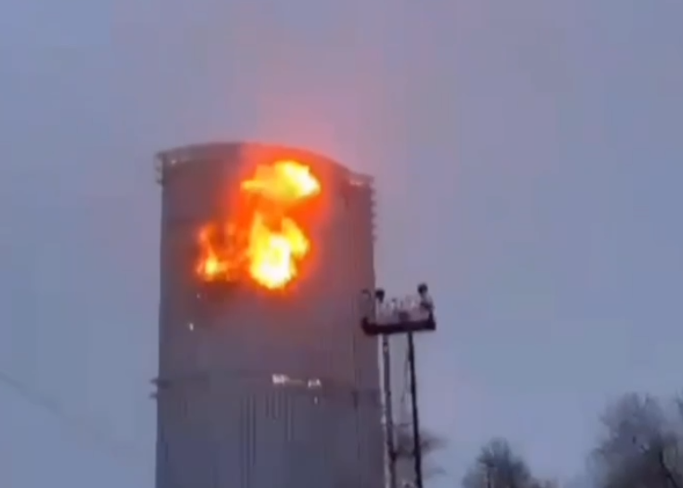 俄罗斯喀山一高层住宅楼被两架无人机击中(组图)