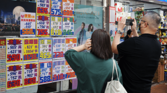 疯了!内地人挤爆香港售楼处!花近千亿买房(组图)