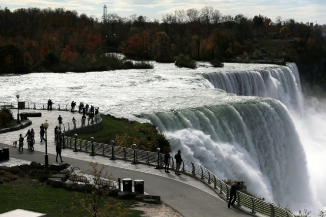 33岁母亲带着2孩子跳入尼亚拉加大瀑布身亡(图)