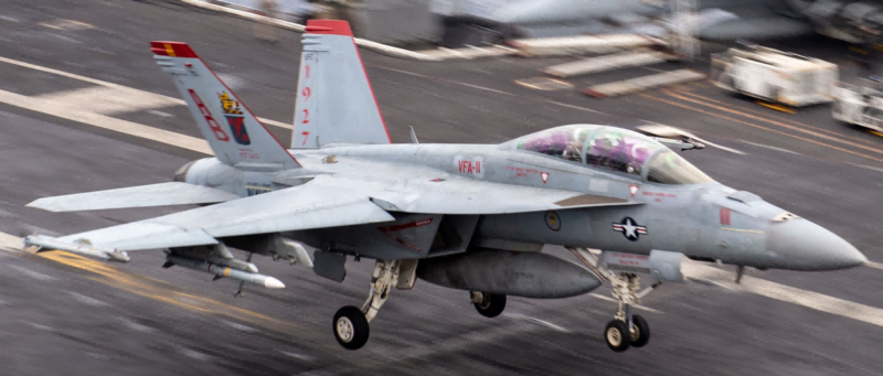 美军巡洋舰误击坠自家舰载机,飞行员成功跳伞(图/视频)