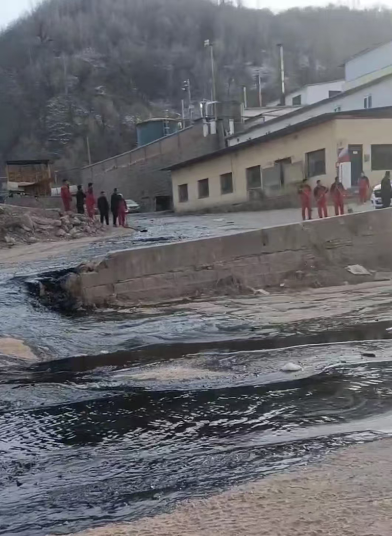 确认!陕西一家采油厂原油泄漏 已大面积流入河道(图)